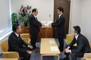 山崎議長(左)より村上町長へ意見・要望書を手交